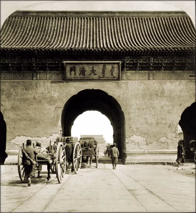 Những cỗ xe ngựa kéo chở hàng hóa ở Bắc Kinh năm 1901.