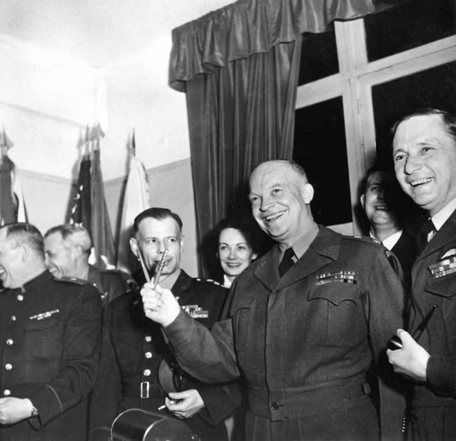 Tướng Dwight D. Eisenhower, tư lệnh tối cao phe Đồng minh, không có mặt tại lễ ký văn kiện đầu hàng. Liên Xô không đồng ý với văn kiện đầu hàng của Đức quốc xã, dù có chữ ký của tướng Ivan Susloparov, vì ông không được Moscow ủy quyền.