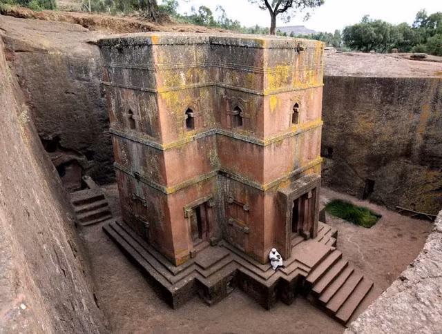 Bên trong nhà thờ có lưu giữ một bản sao của Hòm giao ước (Ark of the Covenant). Chiếc hòm quý này được xem là thứ đồ vật thiêng liêng nhất trên Trái đất vì theo Kinh thánh thì nó được tạo nên bởi Chúa trời.