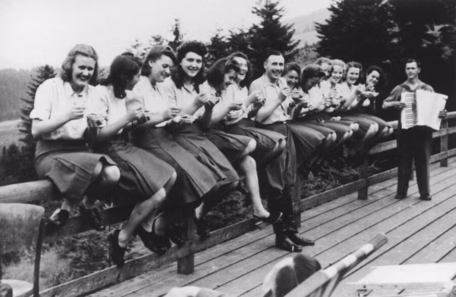 Các nhân viên làm việc cho Hitler tại trại tập trung Auschwitz có khoảng thời gian cùng nhau ăn uống, chơi nhạc.