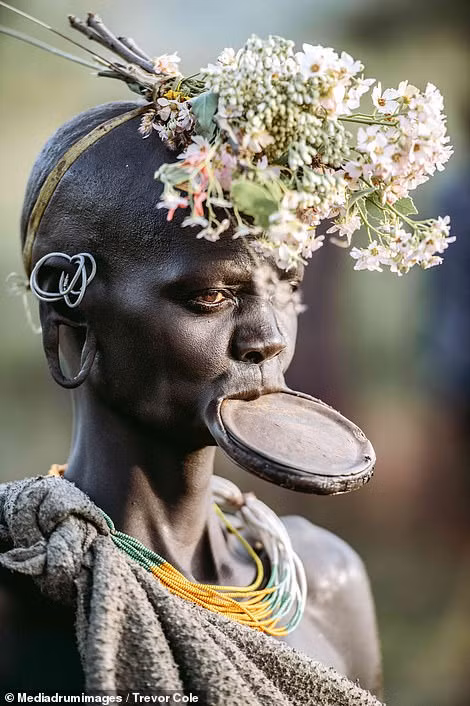 Nhiếp ảnh gia Trevor Cole đến thăm bộ tộc Suri sống ở Ethiopia và vô cùng ấn tượng với những phụ nữ có đôi môi "siêu to khổng lồ".