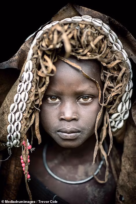 Mặc dù chính phủ Ethioia đã ra lệnh cấm phụ nữ mang đĩa môi nhưng một số phụ nữ bộ tộc Suri vẫn duy trì tập tục truyền thống trên.