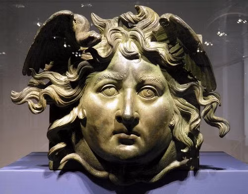 Vẻ đẹp của Medusa đã lọt vào mắt của thần Poseidon. Thần biển Poseidon đã cướp đi sự trong trắng của Medusa ngay trong điện thờ thiêng liêng của nữ thần Athena.