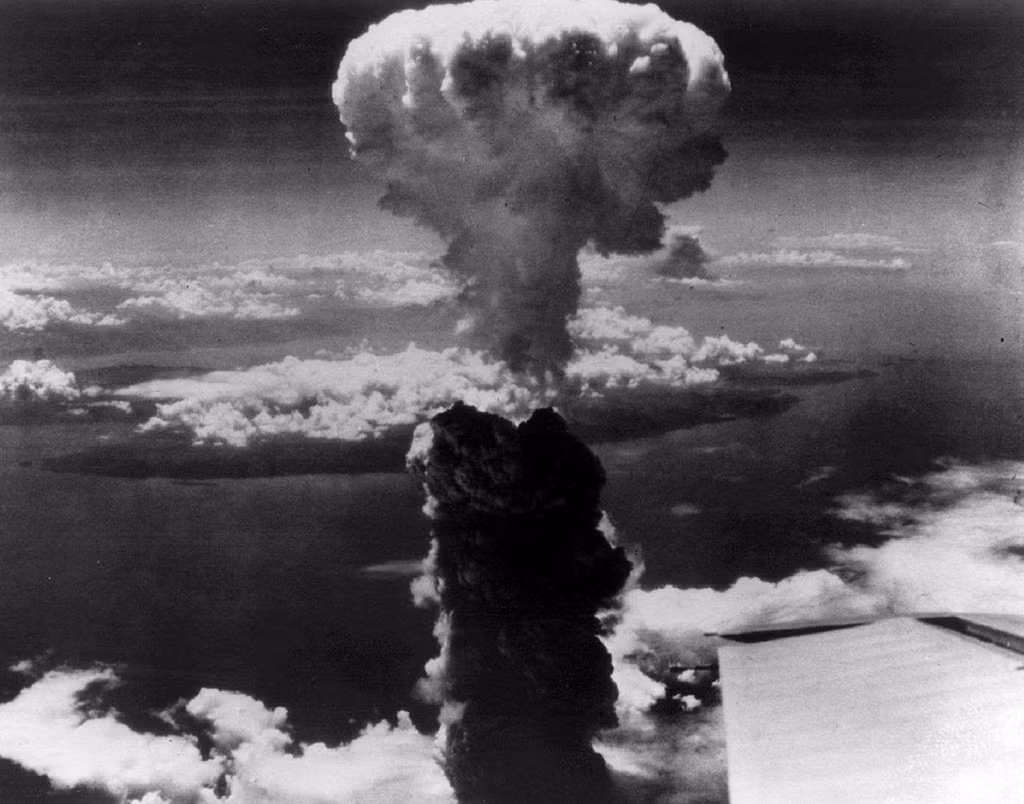 Ba ngày sau (tức sáng ngày 9/8/1945), "pháo đài bay" B-29 Bock's Car của Mỹ chở theo quả bom nguyên tử thứ hai có tên gọi "Fat Man" để thực hiện ném bom Nagasaki.