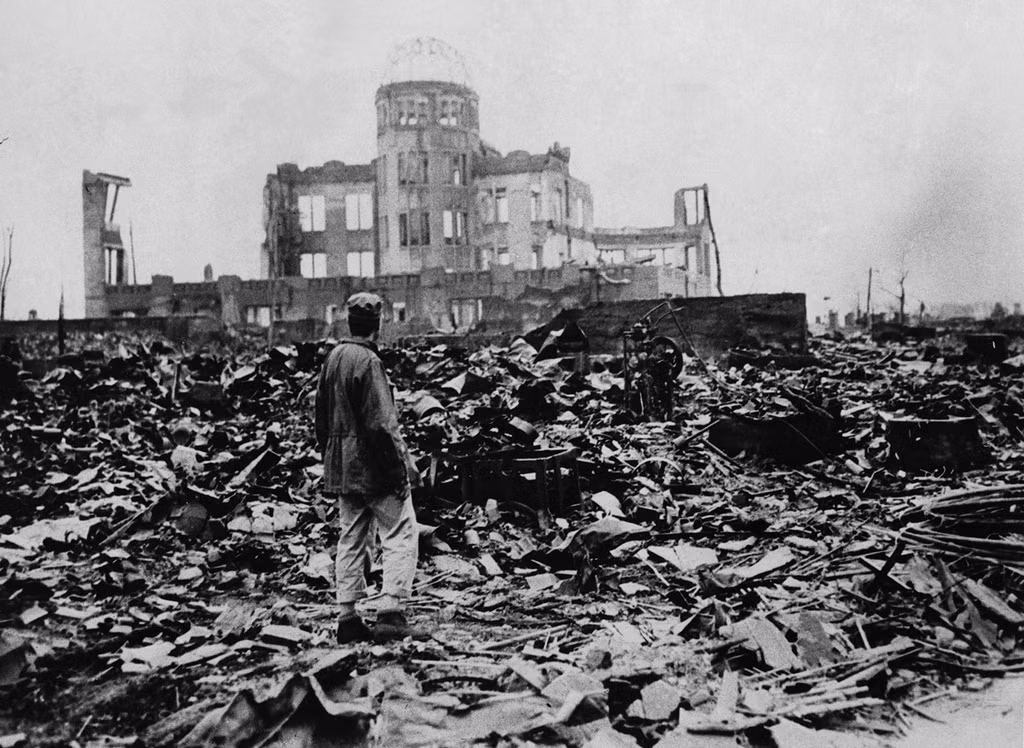 Hơn 60% nhà cửa trong thành phố Hiroshima bị phá hủy hoàn toàn và khoảng 60.000 - 80.000 người tử vong ngay lập tức.