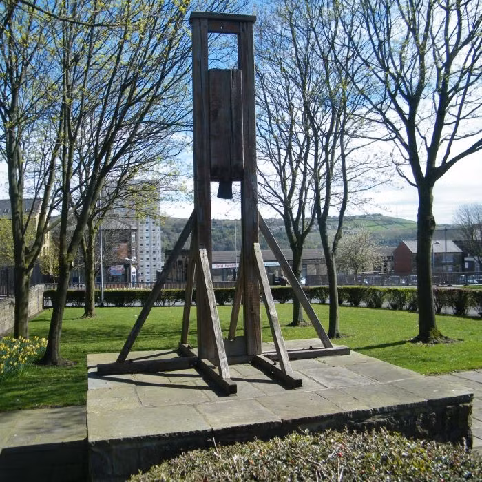 Halifax được ghi nhân là nơi đầu tiên ở Anh sử dụng máy chém Halifax Gibbet để trừng phạt tử tù.