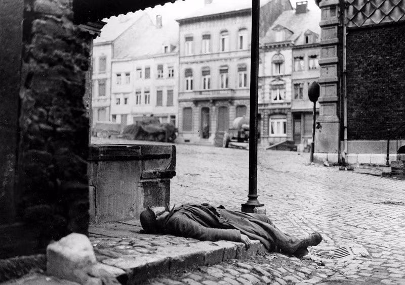 Thi thể một lính Đức nằm ở góc đường tại Stavelot, Bỉ ngày 2/1/1945.