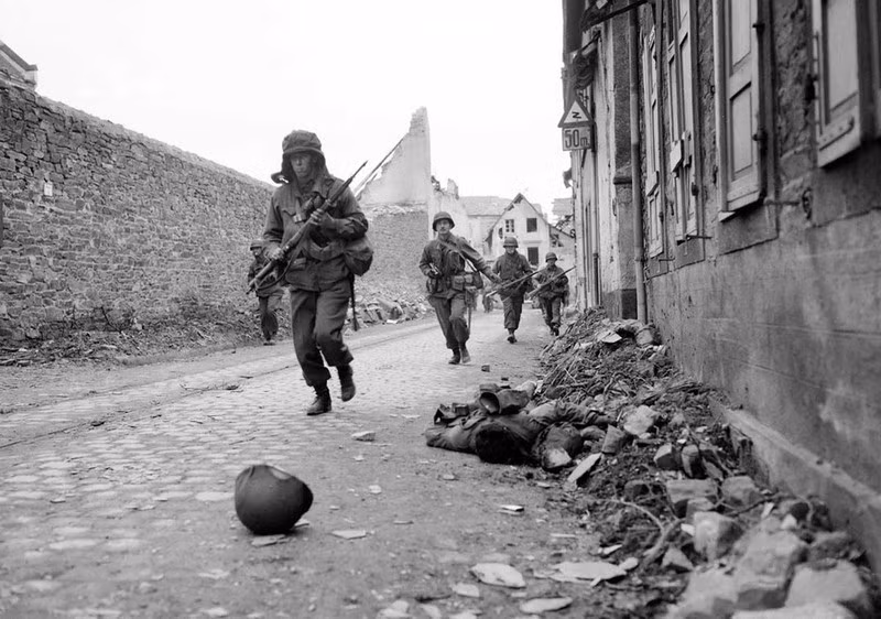 Binh sĩ Mỹ đổ bộ vào Coblenz, Đức ngày 18/3/1945 nhằm tấn công, tiêu diệt sào huyệt cuối cùng của Hitler.