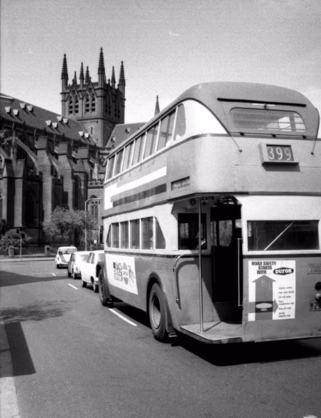 Xe bus chờ khách di chuyển trên đường phố Sydney sạch đẹp và thông thoáng.