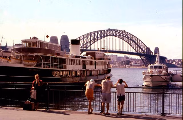  Thành phố Sydney của Australia từ lâu được biết đến là vùng đất thanh bình, tự do và hạnh phúc. Người dân trong nước cũng như người nước ngoài sinh sống và làm việc tại Sydney cuối những năm 1960 hiện lên rất đỗi bình yên và nên thơ.