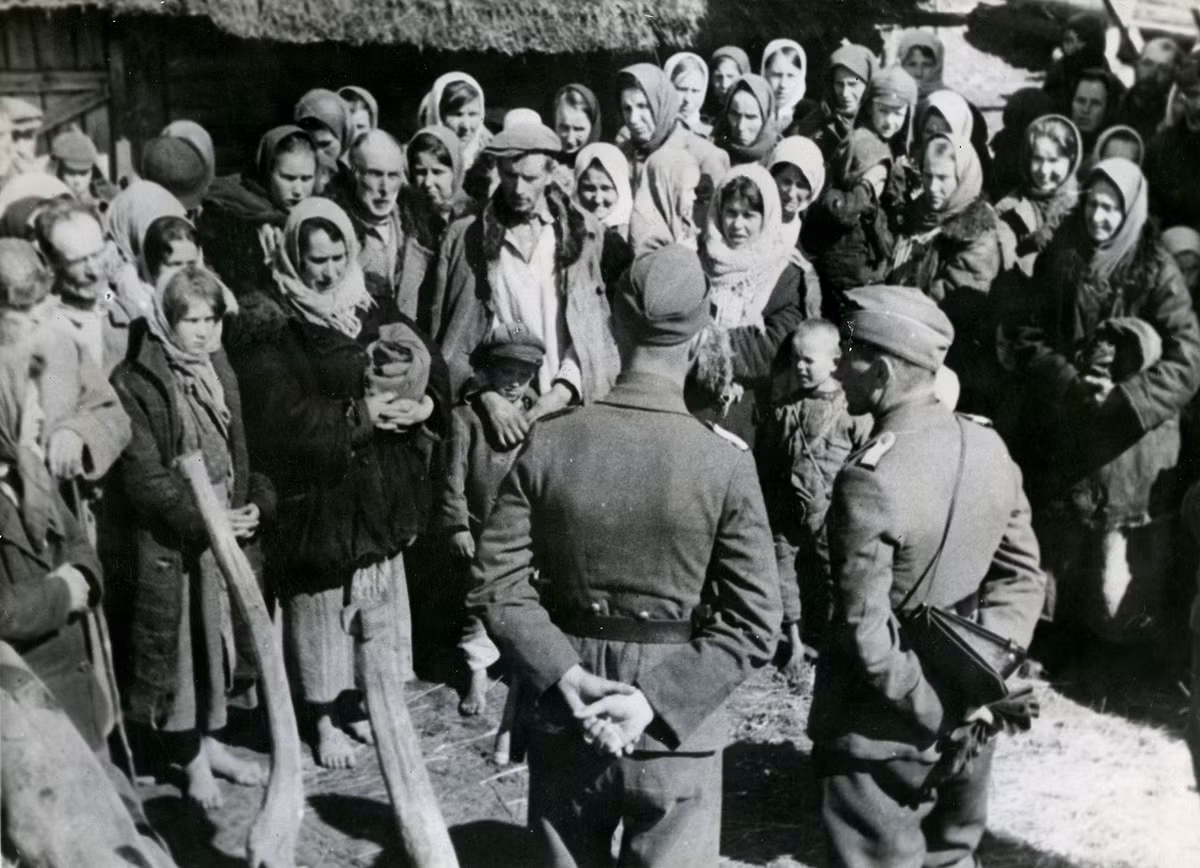 Trong cuộc diệt chủng người Do Thái do nhà độc tài Hitler chỉ thị, các thành viên của Gestapo thực hiện tìm kiếm, vây bắt và đưa họ ra ga tàu.