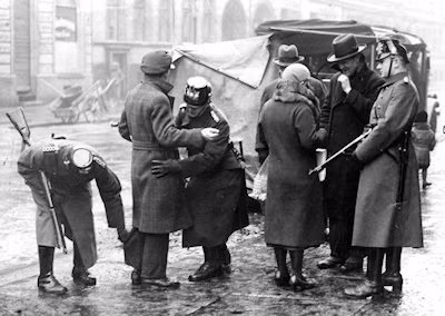 Dưới sự lãnh đạo của Hermann Goring, Gestapo ban đầu chỉ có vài trăm nhân viên tăng lên khoảng 16.000 người vào cuối những năm 1930.