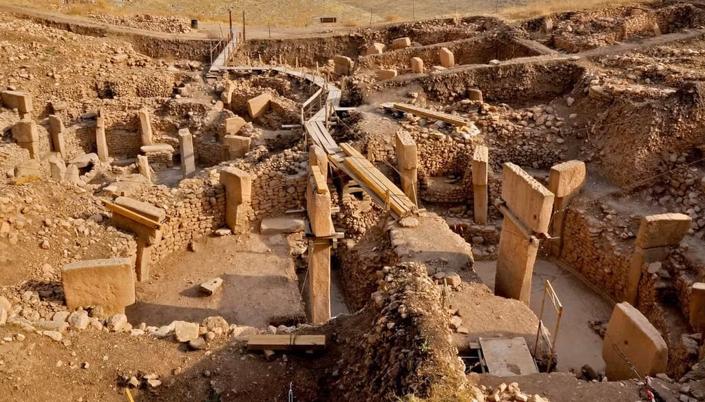 Khu đền Göbekli Tepe được xây dựng vào khoảng thời gian kỷ băng hà cuối cùng kết thúc. Sau đó, Gotbekli Tepe được sử dụng trong gần 3.000 năm trước khi bị bỏ hoang vào khoảng 9.000 năm trước.