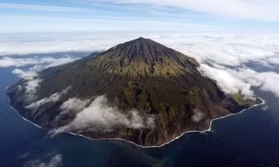 Vào năm 1506, nhà thám hiểm Bồ Đào Nha Tristan da Cunha phát hiện hòn đảo hẻo lánh nhất hành tinh. Theo đó, hòn đảo được đặt theo tên nhà thám hiểm.