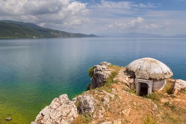 Giới chức Albania kiểm tra độ chắc chắn của những hầm ngầm kiên cố này bằng cách cho kỹ sư trưởng Josif Zengali xuống hầm rồi cho xe tăng nã đạn pháo hạng nặng. Kết quả là boongke không hề bị hư hại và Zengali an toàn. Trong ảnh là một boongke nằm ở làng Lin của Albania bị hư hại một phần do nhiều năm dừng hoạt động.