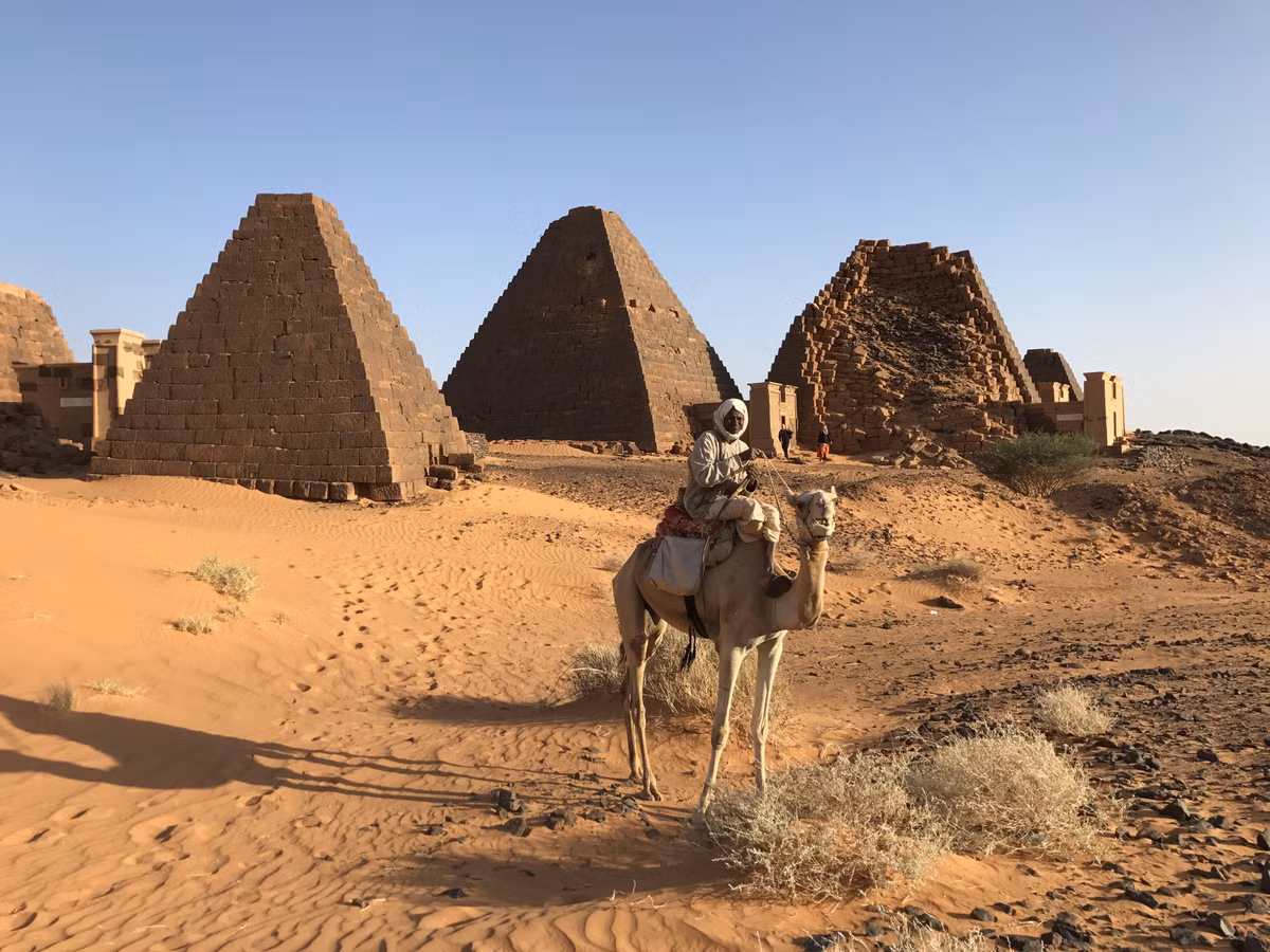 Những kim tự tháp ở Sudan được xây dựng bằng đá granit và sa thạch. Chúng do vương quốc Kushite cổ đại xây dựng.
