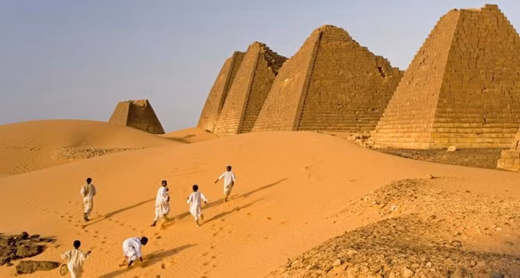 Trải qua nhiều thế kỷ tồn tại, nhiều kim tự tháp ở Sudan bị hư hại một phần.