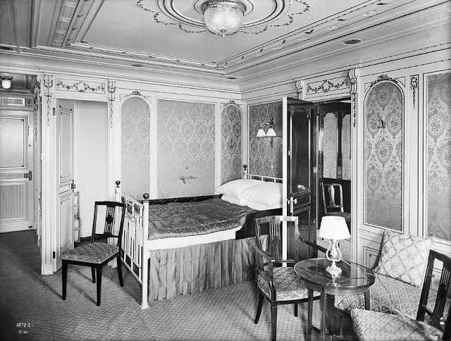 Đặc biệt, khách hàng mua vé hạng nhất của tàu Titanic sẽ ở trong những căn phòng đầy đủ tiện nghi từ giường, bàn ghế uống nước, bàn làm việc, tủ quần áo....