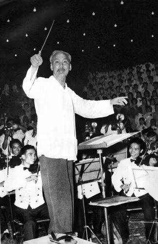 Chủ tịch Hồ Chí Minh bắt nhịp bài hát kết đoàn và đông đảo mọi người hát theo.