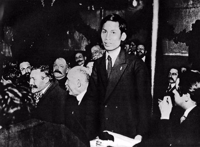Vào tháng 12/1920, tại Đại hội toàn quốc Đảng Xã hội Pháp ở thành phố Tours (Pháp), đồng chí Nguyễn Ái Quốc trở thành một trong những người sáng lập Đảng Cộng sản Pháp.