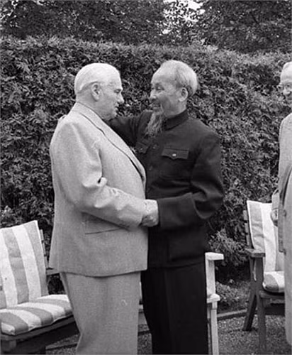 Chủ tịch Hồ Chí Minh vui mừng khi gặp Chủ tịch Cộng hòa Dân chủ Đức Wilhelm Pieck năm 1957.