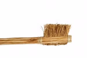 Trong đó, bàn chải đánh răng làm từ que gỗ. Kem đánh răng là hỗn hợp làm từ bột móng bò, tàn tro, vỏ trứng cháy và đá bọt.