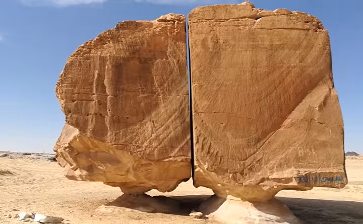 Khối đá Al Naslaa nằm ở ốc đảo Tayma, Arab Saudi là một bí ẩn lớn đối với giới khoa học trong suốt nhiều năm nay. Nguyên do là bởi khối đá hơn 10.000 tuổi bị chia làm hai một cách hoàn hảo đến khó tin.