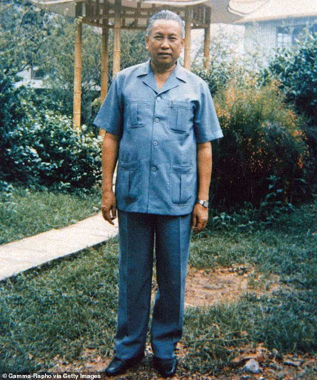 Theo lời kể của một đầu bếp từng làm việc cho Pol Pot, nhà độc tài Khơ me đỏ này rất thích món rắn hổ mang hầm. Món này được chế biến bằng cách cắt nhỏ thịt rắn và nghiền nát cùng với một ít đậu phộng trước khi bỏ vào nồi lẩu nấu với một ít lá chanh, rau đắng, gừng và hầm trong ít nhất 1 giờ.