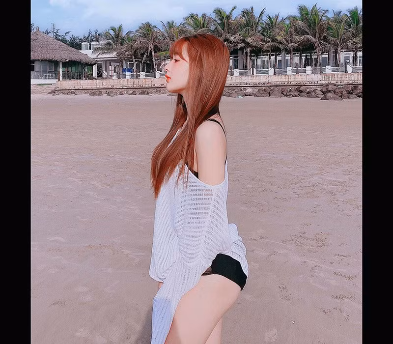 Khác với vẻ gầy gò và có phần nhỏ nhắn trước đây, hot girl ảnh thẻ giờ đây đã sở hữu body vạn người mê với đường cong nuột nà cùng những chỉ số hình thể chuẩn mực.