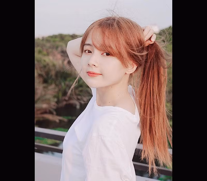 Hot girl ảnh thẻ làm mạng xã hội điên đảo một thời Lê Lý Lan Hương, được xem là một hiện tượng nhan sắc của giới hot girl Việt Nam.