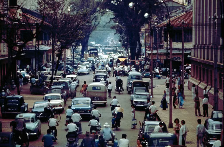 Đường Pasteur đông đúc xe cộ.