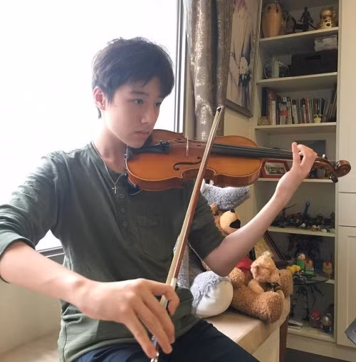 Hãy cùng xem thêm một số hình ảnh khác của 'soái ca' 13 tuổi này nhé: