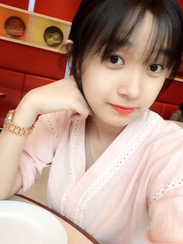 Hồng Thắm hiện là công an viên tại UBND xã Hòa Ninh. Trước khi về công tác tại địa phương, 9x đã tốt nghiệp khoa Nhà nước và Pháp Luật tại Đại học Nội vụ Hà Nội cơ sở 2 Quảng Nam vào tháng 8/2017.