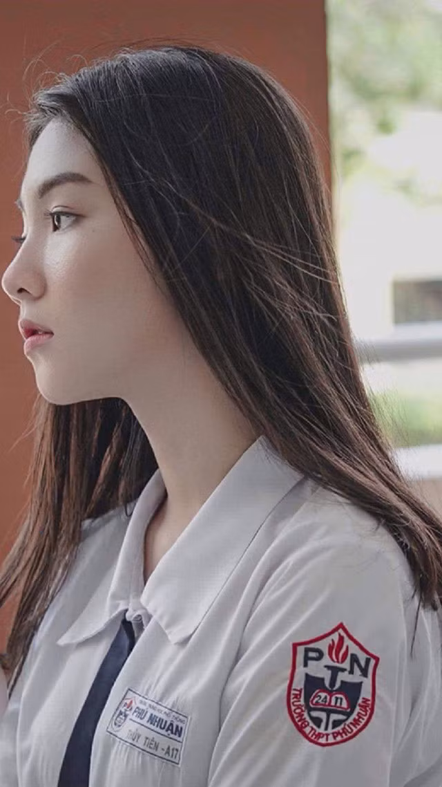 Thủy Tiên cho biết những ngày qua, cô cảm thấy rất vui khi được nhiều dân mạng quan tâm, khen ngợi. Cô đang bận tham gia một phim ngắn cho đêm nhạc hội Cây mùa xuân ở trường, sẽ phát sóng dịp Tết. Với gương mặt xinh xắn và chiều cao 1,68 m, 10X là một trong những gương mặt nổi bật của lớp 11A6, từng tham gia clip nhảy flashmob hút gần một triệu lượt xem trên Facebook.