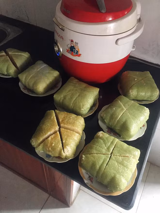 Tường Vi chia sẻ, đây là lần đầu tiên cô đi mua bánh chưng từ khi về làm dâu Hải Phòng và đây cũng là chỗ mà mẹ chồng cô hay mua. Bà vốn khó tính nên cũng đã chọn chỗ uy tín để mua bánh chưng nhưng không ngờ lần này lại gặp chiếc bánh tệ đến thế. 'Em mua chiếc bánh này giá 35K ở chỗ quen của mẹ chồng em nhưng hình như họ cũng lấy bánh ở một cơ sở khác rồi đem về bán nên chẳng biết thế nào. Chỉ thấy là lúc bóc bánh ra nhìn thấy con rết ai cũng phải phát sợ phải vứt bánh đi ngay tức khắc, không dám động đến nữa. Mẹ chồng em cũng không mang trả bác bán hàng vì sợ mất lòng. Thôi, lấy đó làm kinh nghiệm và lần sau tránh ra là được thôi ạ'.