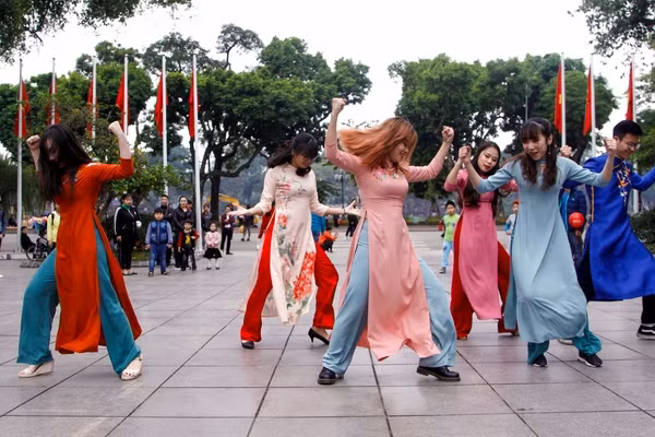 Nhiều khán giả bị lôi cuốn và hấp dẫn bởi những bước nhảy của các bạn trẻ.
