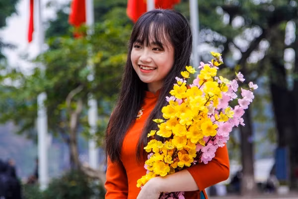 Ngoài những điệu nhảy năng động các bạn sinh viên không quên lưu những khoảnh khắc với chiếc áo dài với nét xuân.