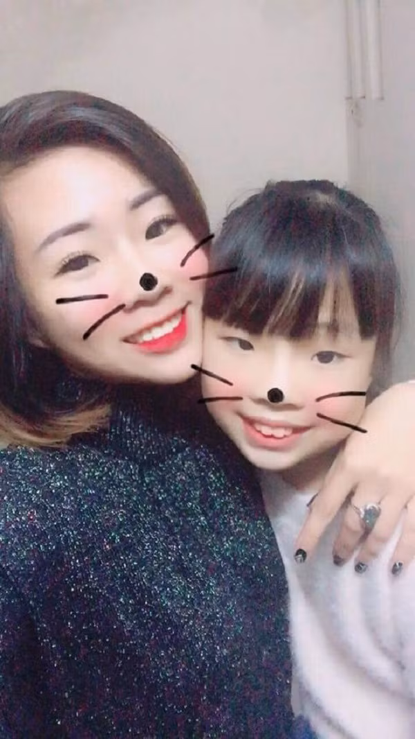 Hơn nhau có 11 tuổi thôi mà không biết bao nhiêu lần Phương Anh bị người ta gặng hỏi là 'mẹ' của em gái.