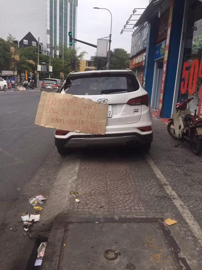 Người chủ quán đã vô cùng tức giận và làm những tấm bìa cát tông to ghi rõ ràng các dòng chữ: 'Xe của ai về lấy giùm đi', 'Ăn nhậu ở đâu về lấy xe giùm đi' rồi cả 'Xe bán tự lôi về miễn phí'.