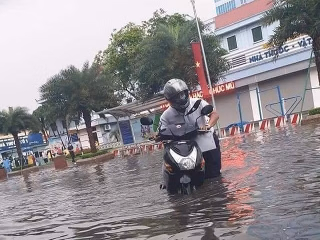 Một chiếc xe máy bị chết máy trên đường Lương Ngọc Quyến. Ảnh: NSTN.