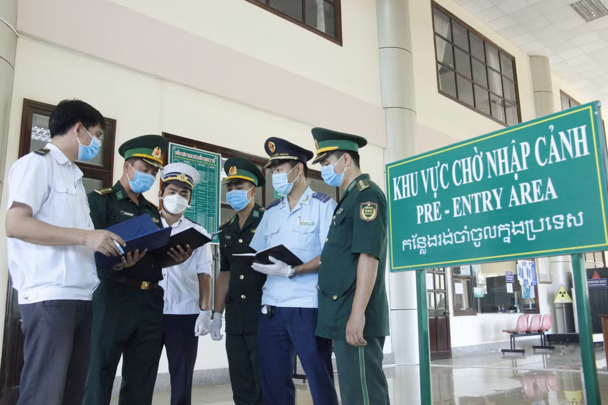  8. Bình Phước: Cán bộ, nhân viên và lực lượng biên phòng cửa khẩu quốc tế Hoa Lư, huyện Lộc Ninh, tỉnh Bình Phước chuẩn bị sẵn sàng thực hiện nhiệm vụ.
