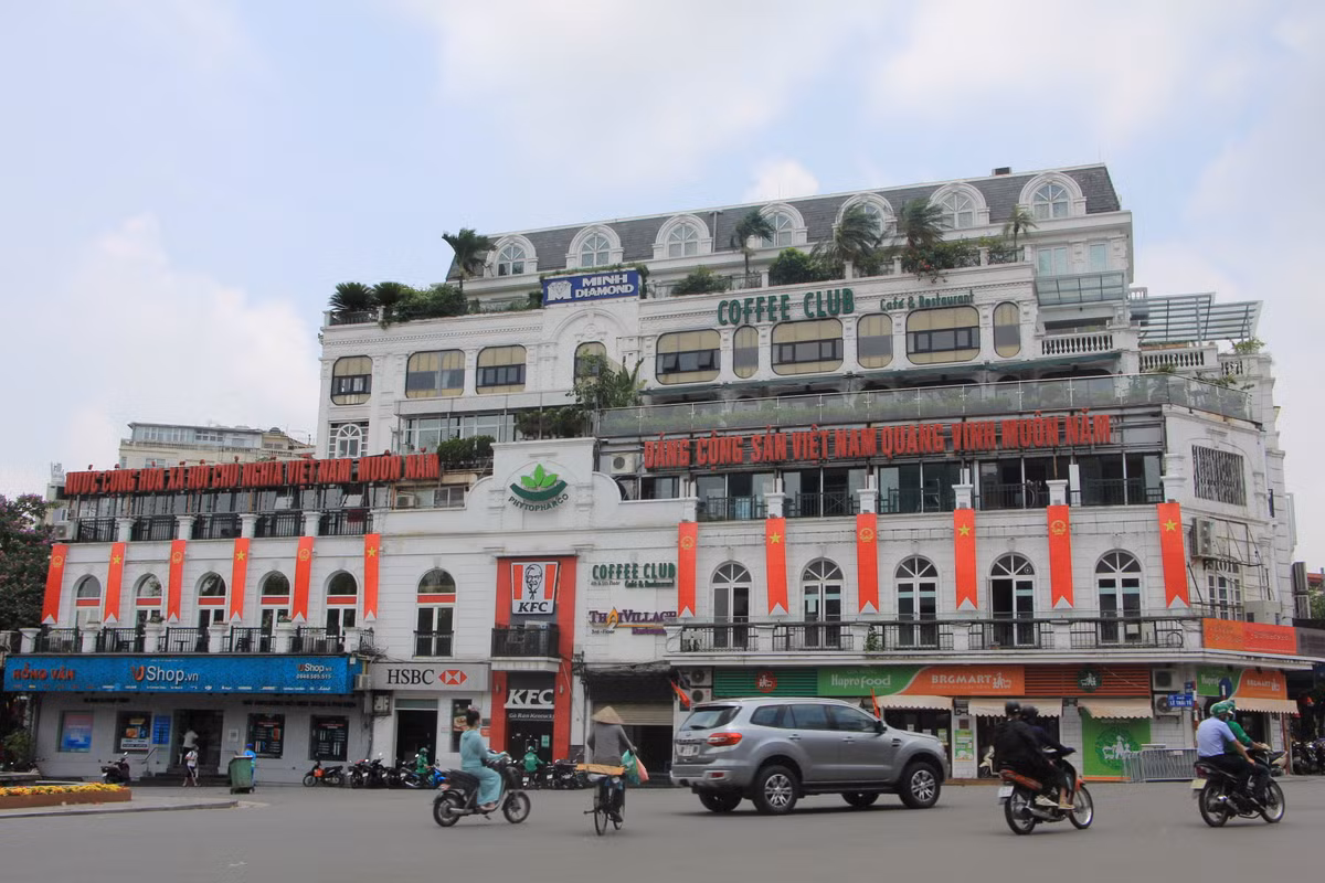 Cờ đỏ sao vàng và cờ Đảng được giăng khắp khu nhà tại hồ Hoàn Kiếm.