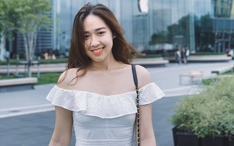 Chia sẻ với Zing, Hà My cho biết cô từng nhiều lần phải đối diện với ý kiến tiêu cực cho rằng cô dựa vào mác "thí sinh hoa hậu", "top 15 hoa hậu" để xin việc làm. Chính bởi vậy, tại buổi thảo luận với các sinh viên vừa qua, Hà My đã chia sẻ suy nghĩ chân thực nhất của mình để tiếp thêm động lực cho các bạn trẻ khi hoài bão còn đang ở phía ttrước. "Đừng để những suy nghĩ tiêu cực, định kiến của người khác làm cản bước bạn" - Hà My nói. Ảnh: NVCC. 