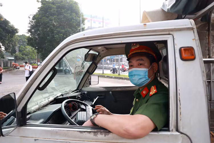Tới đây những trường hợp cố tình vi phạm như không đeo khẩu trang, tụ tập đông người, cố trèo vào công viên… sẽ bị xử lý nghiêm khắc để tạo tính răn đe cho cộng đồng. 