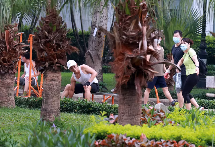 Một số người thậm chí còn không đeo khẩu trang. 