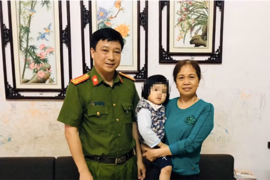  Công an lao xuống hồ nước cứu cháu bé đuối nước: Ngày 29/3/2020, Trung tá Trương Thụy Hải, Phó Trưởng Công an huyện Văn Bàn (Lào Cai) phát hiện 5 cháu nhỏ đang tri hô, kêu cứu phía bờ hồ. Ngay lập tức, Trung tá Hải nhanh chóng chạy đến và phát hiện 1 cháu nhỏ khoảng 3 tuổi đang bị đuối nước cách bờ hồ khoảng 7m. Trung tá Hải lập tức lao xuống hồ, bơi ra cứu cháu nhỏ đưa lên bờ. Sau 10 phút sơ cứu, nạn nhân đã tỉnh lại và được đưa vào bệnh viện Đa khoa huyện Văn Bàn cấp cứu. 