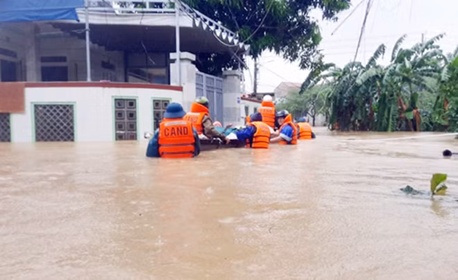 Trong những đợt bão lũ, người dân ở vùng lũ các tỉnh miền Trung phải đối mặt với vô vàn khó khăn. Nước lũ dâng cao, nhấn chìm tất cả tài sản, cùng với đó còn cướp đi sinh mạng của nhiều người. Và trong lúc hoạn nạn đó, hình ảnh những người chiến sỹ CAND không quản ngày đêm, vượt dòng lũ dữ, giúp đỡ, hỗ trợ người dân để lại những ấn tượng sâu sắc trong lòng người dân.