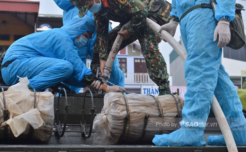 Cơ quan chức năng pha chế dung dịch để phun khử khuẩn. 