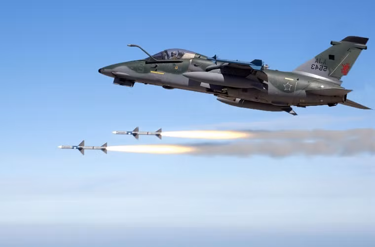 AMX cũng có khả năng không đối không với hai tên lửa tầm nhiệt AIM-9 hoặc MAA-1 Piranhas (biến thể của Brazil). Tuy nhiên, “vạn bất đắc dĩ” thì AMX mới được dùng để không đối không, bởi với tốc độ thấp, cơ động kém thì AMX không thể là đối thủ với tiêm kích phòng không.