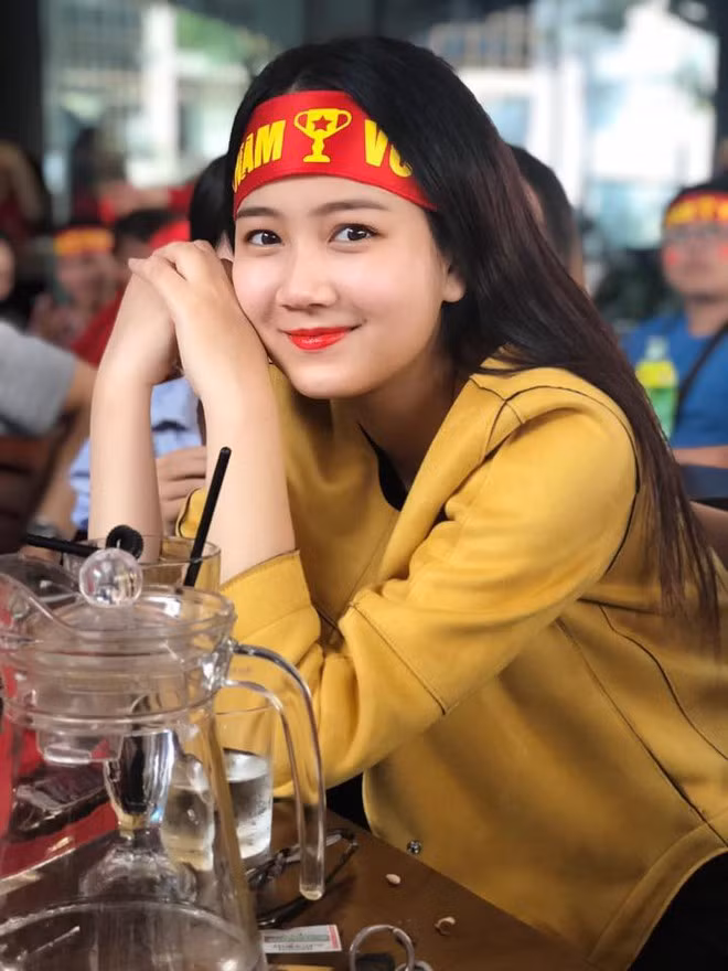 Mái tóc đen láy, suông tự nhiên mang lại vẻ đẹp của cô trong mắt khán giả. Phương Lan có phong cách tối giản không chạy đua theo hàng hiệu như đàn chị khác. Một phần cô muốn tập trung cho công việc tại đài VTV sau bao nỗ lực.